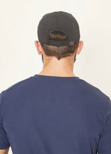 Laden Sie das Bild in den Galerie-Viewer, Model Back: Uv Line Casquette Cap Uv Pro Masc Black Upf50+
