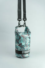 Laden Sie das Bild in den Galerie-Viewer, Model Back: Feelfree Sac De Plage Dry Tube 1,5L Tropical Organic Teal

