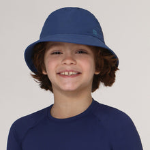Laden Sie das Bild in den Galerie-Viewer, Model Front: Uv Line Bob Hat Basic Kids Inf Navy Blue Upf50+
