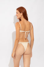 Laden Sie das Bild in den Galerie-Viewer, Model Back: Rio De Sol Haut Top Solar-Off Juliette
