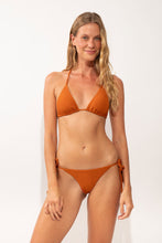 Laden Sie das Bild in den Galerie-Viewer, Model Front: Rio De Sol Ensemble Set Ferrugo Tri-Inv Cheeky-Tie
