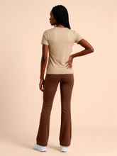 Laden Sie das Bild in den Galerie-Viewer, Model Back: Uv Line T-Shirt T-Shirt Fem New Fit Fem Sand Upf50+
