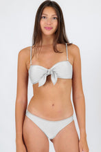 Laden Sie das Bild in den Galerie-Viewer, Gallery: Rio De Sol Ensemble Set Shimmer-White Bandeau-Knot Essential
