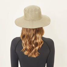 Laden Sie das Bild in den Galerie-Viewer, Model Back: Uv Line Chapeau Souple/Capeline Hat Lyon Nac L Fem Kaki Upf50+
