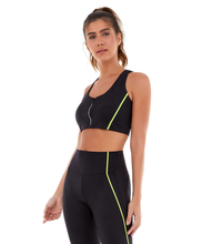 Laden Sie das Bild in den Galerie-Viewer, Model Front: Alto Giro Fitness Haut Top Velocity Com Ziper Holografico Preto
