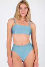 Laden Sie das Bild in den Galerie-Viewer, Gallery: Rio De Sol Ensemble Set Mirante Bandeau-Reto Hotpants
