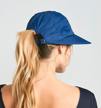 Laden Sie das Bild in den Galerie-Viewer, Model Back: Uv Line Casquette Visor Nice Fem Navy Blue Upf50+
