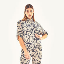 Laden Sie das Bild in den Galerie-Viewer, Model Front: Uv Line Haut De Plage Shirt Copa Costela Off White Upf50+
