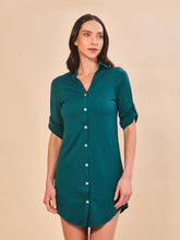 Laden Sie das Bild in den Galerie-Viewer, Model Front: Uv Line Chemise Shirtdress Copenhagen Petroleo Upf50+
