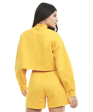 Laden Sie das Bild in den Galerie-Viewer, Model Back: Alto Giro Fitness Haut Cropped M3Cbs Gola Alta Amarelo Amber

