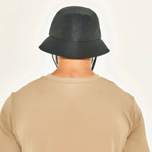 Laden Sie das Bild in den Galerie-Viewer, Model Back: Uv Line Bob Bucket Colors Preto Upf50+
