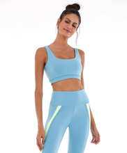 Laden Sie das Bild in den Galerie-Viewer, Model Front: Alto Giro Fitness Haut Top Blackout Costas Regata Azul Waters
