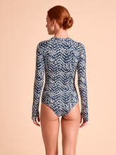 Laden Sie das Bild in den Galerie-Viewer, Model Back: Uv Line Une Pièce Swimsuit Macae Tie Dye Blue Upf50+
