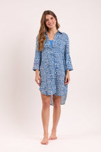 Laden Sie das Bild in den Galerie-Viewer, Model Front: Rio De Sol Chemise Chuva Chemise Gabriele

