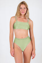 Laden Sie das Bild in den Galerie-Viewer, Model Front: Rio De Sol Ensemble Set Oliva Bandeau-Reto Hotpants
