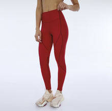 Laden Sie das Bild in den Galerie-Viewer, Model Front: Alto Giro Fitness Bas Legging Hyper Recortes Atlanta Vermelho Haute Red
