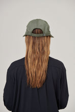 Laden Sie das Bild in den Galerie-Viewer, Model Back: Uv Line Casquette Visor Nice Fem Militar Green Upf50+
