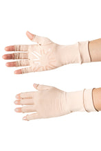 Laden Sie das Bild in den Galerie-Viewer, Model Front: Uv Line Gants Meduim Gloves Long Fingerss Uni Beige Upf50+
