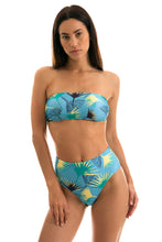Laden Sie das Bild in den Galerie-Viewer, Model Front: Rio De Sol Haut Top Flower Geometric Reto
