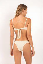 Laden Sie das Bild in den Galerie-Viewer, Model Back: Rio De Sol Haut Top Brisa-Offwhite Juliette
