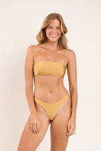 Laden Sie das Bild in den Galerie-Viewer, Model Front: Rio De Sol Ensemble Set Fluity-Dourado Bandeau-Reto Essential
