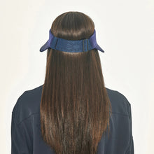 Laden Sie das Bild in den Galerie-Viewer, Model Back: Uv Line Visière Grecia Navy Fit Upf50+
