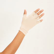 Laden Sie das Bild in den Galerie-Viewer, Model Back: Uv Line Gants Meduim Gloves Long Fingerss Uni Beige Upf50+
