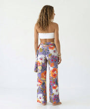 Laden Sie das Bild in den Galerie-Viewer, Model Back: Rio De Sol Pantalon De Plage Garden-Flower Pants Knot
