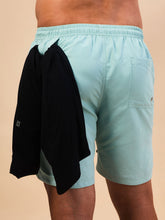 Laden Sie das Bild in den Galerie-Viewer, Model Back: Uv Line Bermuda / Short Pour Homme Shorts Acqua Boxer Indigo Upf50+

