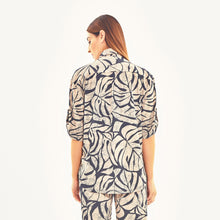 Laden Sie das Bild in den Galerie-Viewer, Model Back: Uv Line Haut De Plage Shirt Copa Costela Off White Upf50+
