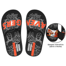 Laden Sie das Bild in den Galerie-Viewer, Model Back: Ipanema Tongs Ipanema Avengers Slide Preto Cinza Laranja
