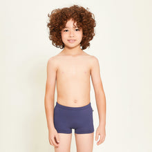 Laden Sie das Bild in den Galerie-Viewer, Model Front: Uv Line Maillot De Bain Garçon Trunks Kids F Inf Navy Blue Upf50+
