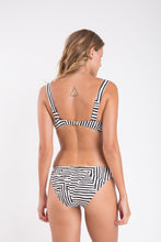 Laden Sie das Bild in den Galerie-Viewer, Model Back: Rio De Sol Haut Top Collage Amelia
