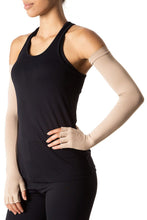 Laden Sie das Bild in den Galerie-Viewer, Model Front: Uv Line Gants Extra Long Gloves Uni Chocolate Upf50+
