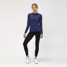 Laden Sie das Bild in den Galerie-Viewer, Model Front: Uv Line T-Shirt Longsleeve Uvpro Fem Navy Blue Upf50+
