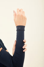 Laden Sie das Bild in den Galerie-Viewer, Model Front: Uv Line Gants Sun-Protection Sleeve Navy Upf50+
