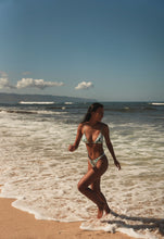 Laden Sie das Bild in den Galerie-Viewer, Image 13: Wednesday In Hawaii By Rio De Sol Haut Top Pua-Valley Ana
