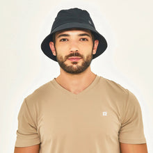 Laden Sie das Bild in den Galerie-Viewer, Model Front: Uv Line Bob Hat Toronto Colors Masc Black Upf50+
