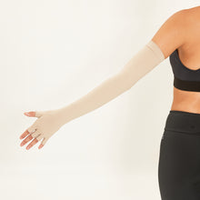 Laden Sie das Bild in den Galerie-Viewer, Model Back: Uv Line Gants Extra Long Glove Chocolate Upf50+
