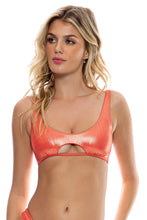 Laden Sie das Bild in den Galerie-Viewer, Model Front: Luli Fama Haut Top Scoop Babes Just Want Sun Amber
