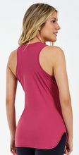 Laden Sie das Bild in den Galerie-Viewer, Model Back: Alto Giro Fitness Haut Regata Skin Fit Alongada Gola V Rosa
