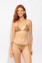 Laden Sie das Bild in den Galerie-Viewer, Model Front: Rio De Sol Bas Bottom Yellow-Feline Cheeky-Micro
