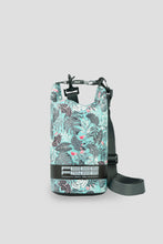 Laden Sie das Bild in den Galerie-Viewer, Model Front: Feelfree Sac De Plage Dry Tube 1,5L Tropical Organic Teal
