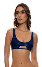 Laden Sie das Bild in den Galerie-Viewer, Model Front: Luli Fama Haut Top Scoop Lux Midnight Blue
