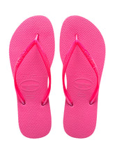 Laden Sie das Bild in den Galerie-Viewer, Model Front: Havaianas Tongs Slim Shocking Pink
