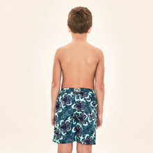 Laden Sie das Bild in den Galerie-Viewer, Model Back: Uv Line Maillot De Bain Garçon Shorts Aqua Hibiscus Kids Upf50+
