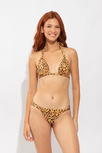 Laden Sie das Bild in den Galerie-Viewer, Model Front: Rio De Sol Bas Bottom Yellow-Feline Mel
