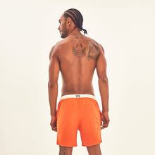 Laden Sie das Bild in den Galerie-Viewer, Model Back: Uv Line Bermuda / Short Pour Homme Shorts Boxer Orange Upf50+
