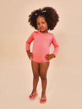 Laden Sie das Bild in den Galerie-Viewer, Model Front: Uv Line Maillot De Bain Bébé Baby Longsleeve Swimsuit Coral Upf50+
