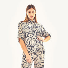 Laden Sie das Bild in den Galerie-Viewer, Model Front: Uv Line Haut De Plage Shirt Copa Costela Off White Upf50+
